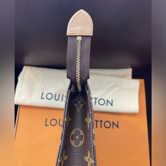 Like New Louis Vuitton Toiletry Pouch 26 - Picture 7 of 12